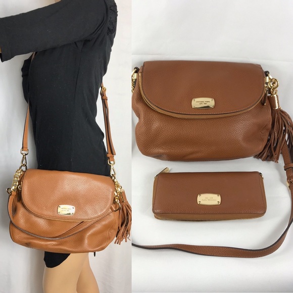 Michael Kors Handbags - 💕Michael kors💕crossbody and zippy wallet